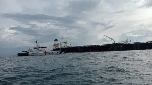 Kementerian Perhubungan sigap mengerahkan 2 kapal patroli Kesatuan Penjagaan Laut dan Pantai merespons kandasnya kapan tanker MT Young Yong di perairan Kepulaun Riau