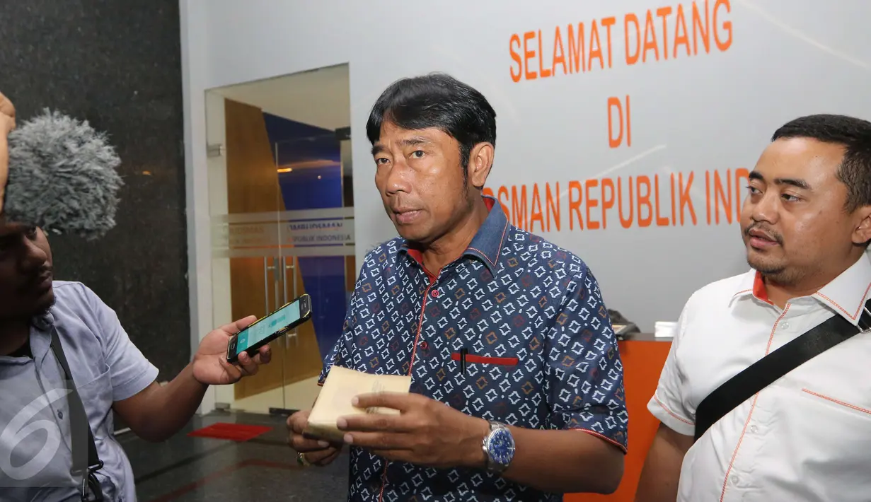 Haji Lulung memberikan keterangan usai diperiksa Bareskrim di Ombudsman, Jakarta, Rabu (12/4). Lulung mengaku pihaknya sama sekali tidak terlibat pembahasan proyek pengerjaan revitalisasi gedung Teater Kesenian Jakarta.  (Liputan6.com/Helmi Afandi) 