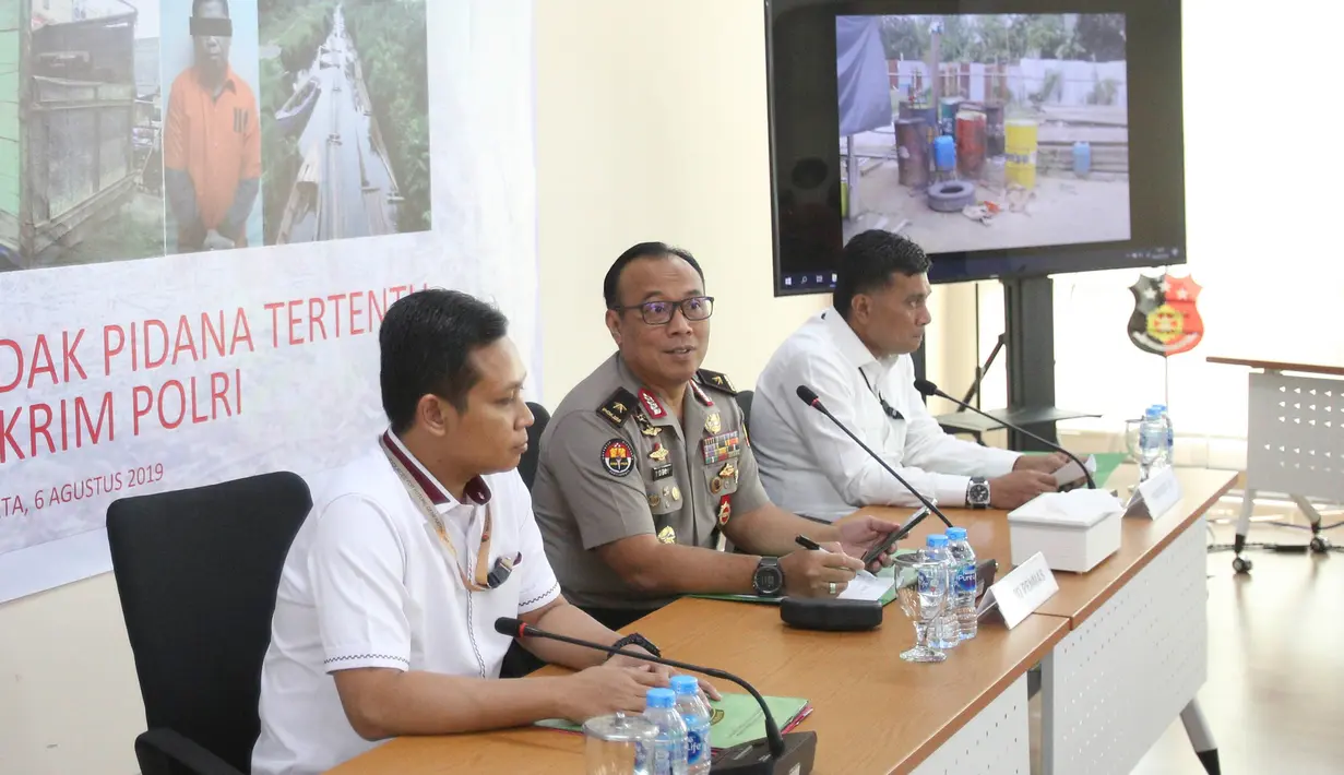 Karopenmas Divisi Humas Polri Brigjen Pol Dedi Prasetyo (tengah) memberikan keterangan saat rilis kasus tindak pidana illegal loging di Bareskrim Polri, Jakarta, Selasa (6/8/2019). Polisi menangkap dalang pembalakan liar hutan di Provinsi Jambi dan Sumatera Selatan. (Liputan6.com/Immanuel Antonius)