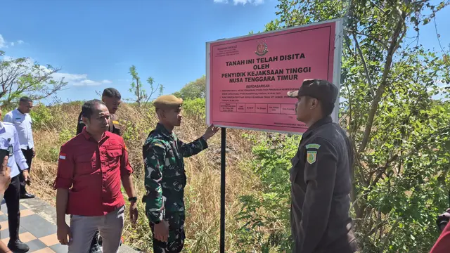 Tim penyidik Kejaksaan Tinggi NTT saat menyita aset tanah yang selama ini dikuasai warga (Liputan6.com/Ola Keda)