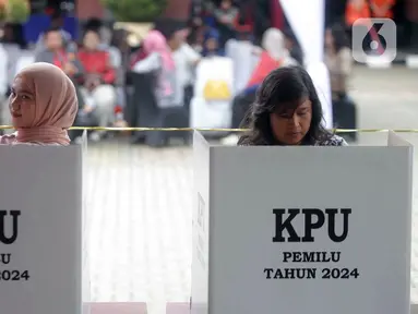 Warga memasukkan surat suata saat simulasi pemungutan suara Pemilu 2024 di Halaman Kantor Wali Kota Jakarta Pusat, Rabu (17/1/2024). Komisi Pemilihan Umum (KPU) Jakarta Pusat menggelar simulasi pemungutan dan penghitungan suara di Tempat Pemungutan Suara (TPS). (Liputan6.com/Herman Zakharia)