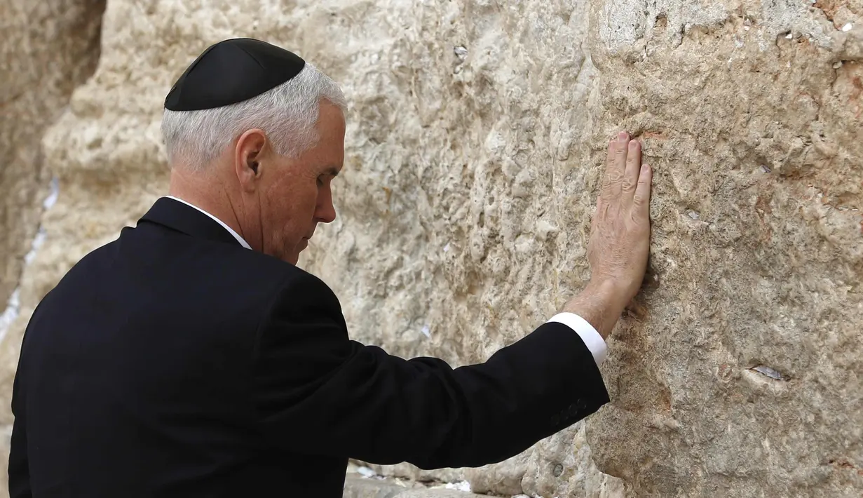 Wakil Presiden AS Mike Pence berdoa saat mengunjungi Tembok Barat Yerusalem (23/1). Sebelumnya  pada bulan Mei 2017, Presiden AS Donald Trump telah mengunjungi Tembok Barat Yerusalem. (AFP Photo/Thomas Coex)