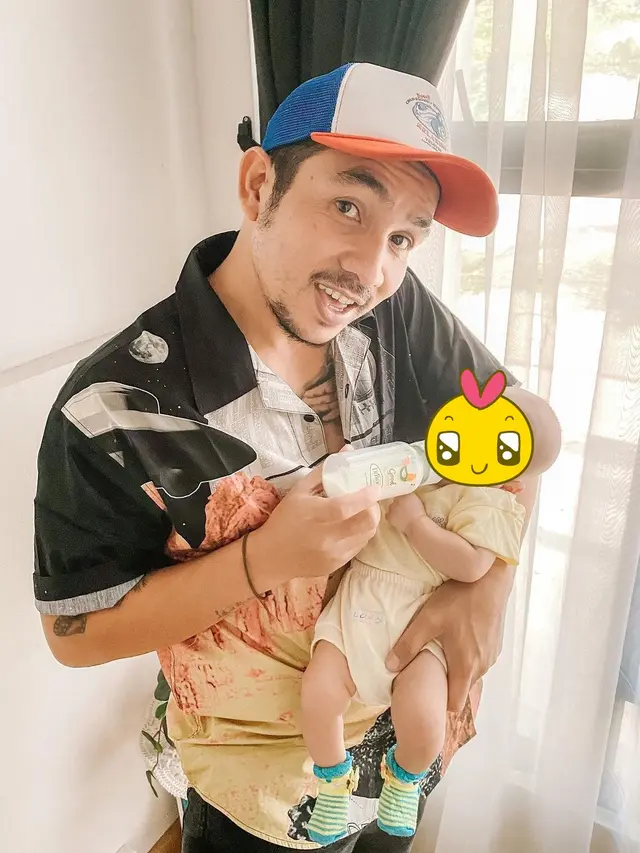 7 Potret Komo Ricky Momong Anak Pertama, Curi Perhatian
