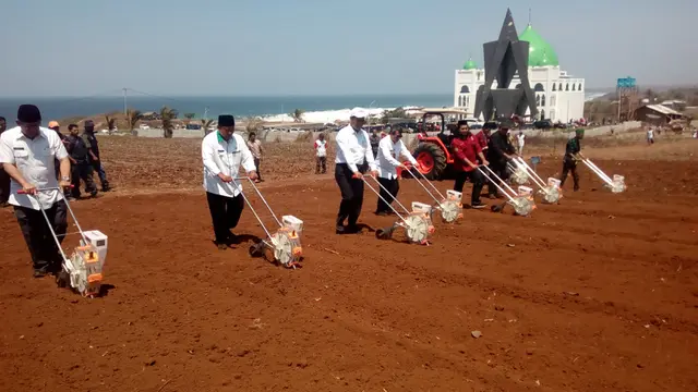 Menteri Pertanian Amran Sulaiman mempraktekan alat pertanian di Agro CamopGarut
