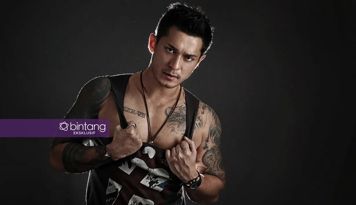 Tak hanya pandai di dunia akting, Miller Khan ternyata mempunyai bentuk badan yang diidamkan para pria. (Bambang E. Ros/Bintang.com)