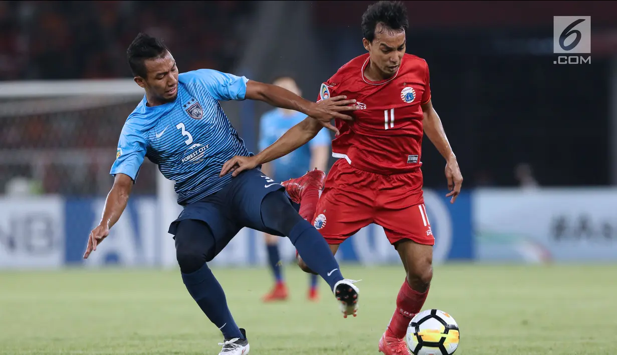 Penyerang Persija, Novri Setiawan (kiri) berebut bola dengan pemain Johor Darul Takzim, Adam Nor Azlin pada lanjutan penyisihan Grup H Piala Asia 2018 di Stadion GBK, Jakarta, Selasa (10/4). Persija menang telak 4-0. (Liputan6.com/Helmi Fithriansyah)