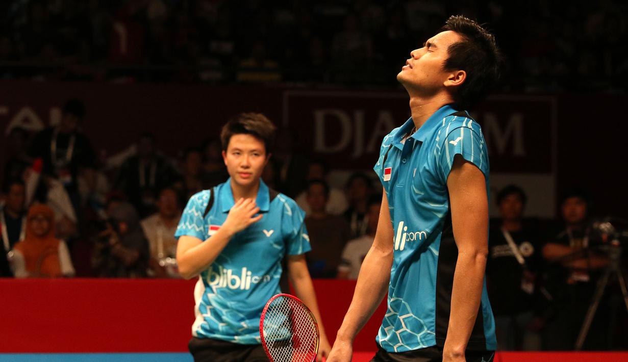 Ganda campuran Indonesia, Tontowi Ahmad/Liliyana Natsir, harus mengakui keunggulan wakil Tiongkok, Zhang Nan/Zhao Yunlei, 22-20, 21-23, 12-21, dalam semifinal Kejuaraan Dunia Bulutangkis 2015. Sabtu (15/8/2015). (Bola.com/Arief Bagus)