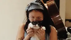 Kucing Danilla ini merupakan kucing betina dan selalu ada Ruang Waktu Studio, tempat Danilla merekam lagunya. (Liputan6.com/IG/@meiyranti)