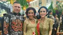 Ibunda pengantin, Susi Pudjiastuti tentu hadir mengenakan kebaya. Ia memilih kebaya kutubaru brokat hijau pastel dipadukan dengan angkin merah dan kain batik. [@krisdayantilemos].