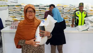 Warga mengambil beras bantuan sosial di Kantor Kelurahan Meruyung, Depok, Jawa Barat, Selasa (26/9/2023). Badan Pangan Nasional (Bapanas) menugaskan Perum Bulog membagikan Bantuan Sosial (Bansos) berupa beras kepada masyarakat berpendapatan rendah selama 3 bulan masing-masing 10 kg per keluarga penerima manfaat (KPM). (merdeka.com/Arie Basuki)