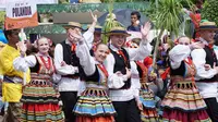 Ribuan orang memadati jalanan Kota Tenggarong untuk menyaksikan Parade Budaya Internasional Erau Adat Kutai dan International Folk Art Festival (EIFAF) 2018.