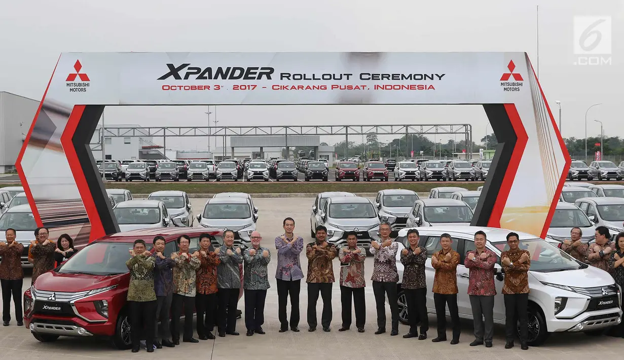 Jajaran Direksi Mitsubishi Motors Krama Yudha Sales Indonesia (MMKSI) akhirnya melakukan selebrasi pelepasan Xpander dari lini produksi pabrik perakitan baru Mitsubishi Motors di Bekasi, Jawa Barat, Selasa (3/10). (Liputan6.com/Immanuel Antonius)