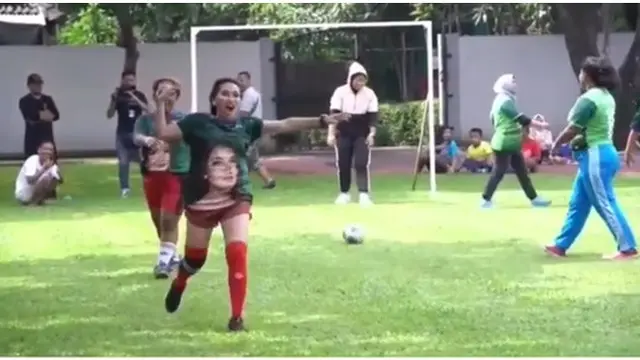 6 Gaya Ayu Ting Ting saat Tanding Sepak Bola, Curi Perhatian