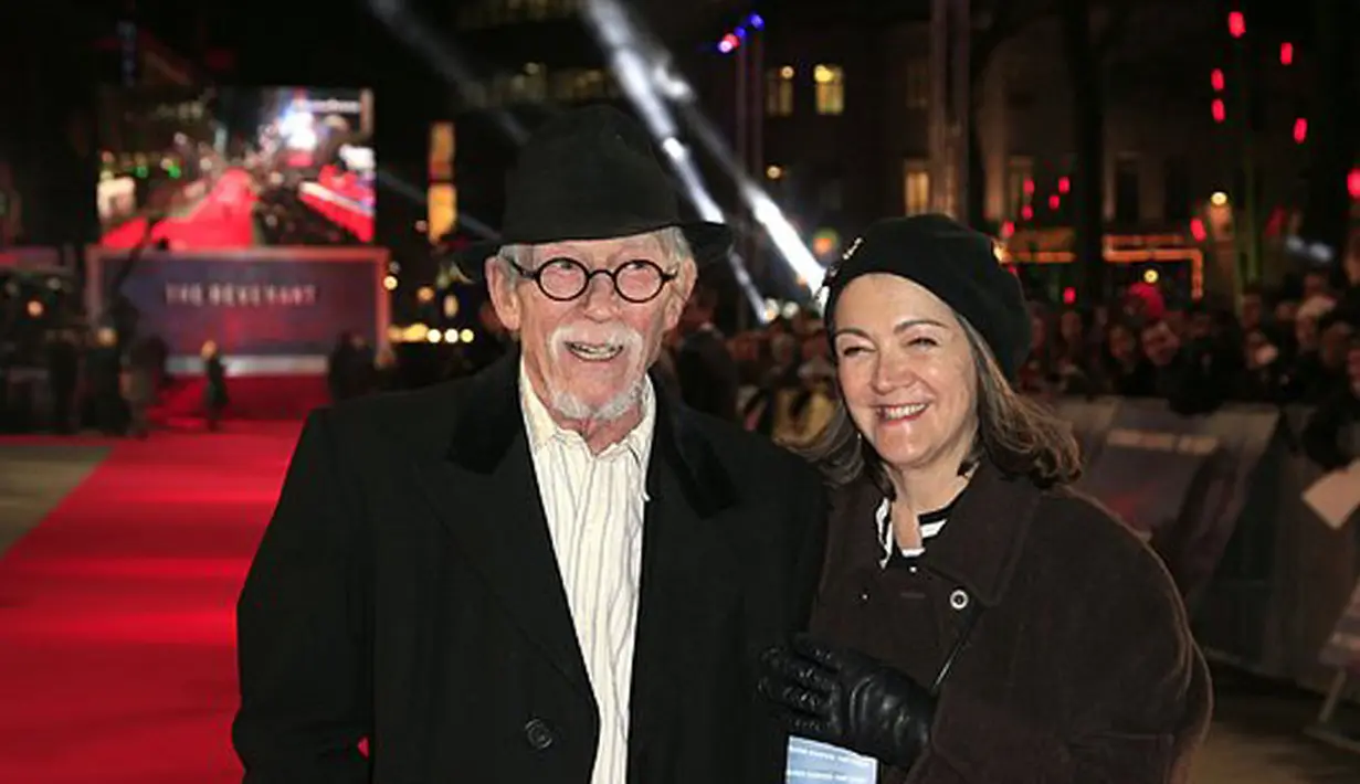 “Dengan rasa duka yang mendalam aku harus mengkonfirmasi bahwa suamiku, John Vincent Hurt telah meninggal dunia pada Rabu 25 Januari 2017 di rumahnya di Norfolk,” ucap Anwen Hurt. (doc.dailymail.com)