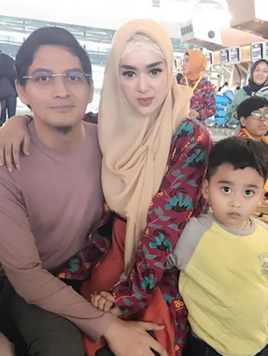  "Namanya juga gosip maka akan selamanya menjadi gosip. Tidak ada fakta pendukung jadi hanya seputar obrolan para penghibah aja," kata Lucky Hakim saat dihubungi. (Instagram/tiaradewireal)