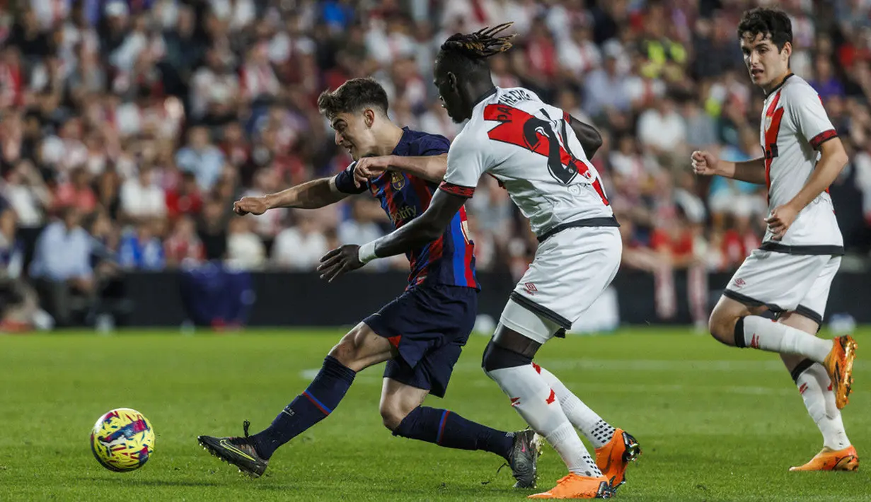 <p>Barcelona baru bisa mencetak gol pada menit ke-85. Lewandowski sukses menyambar masuk bola muntah di kotak penalti Rayo. (AP Photo/Pablo Garcia)</p>