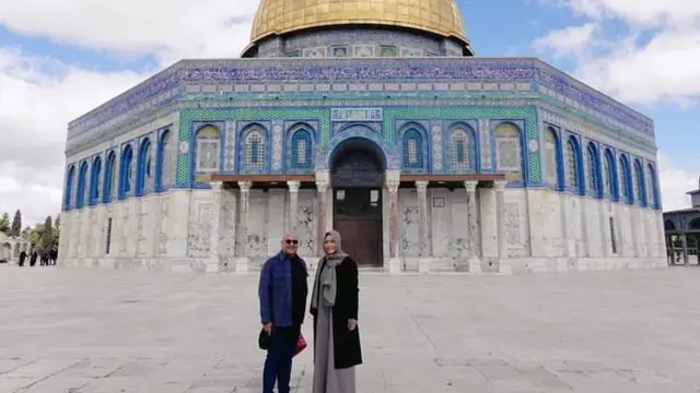 6 Gaya Effortless Maia Estianty Liburan di Israel Pakai Blazer hingga Pashmina