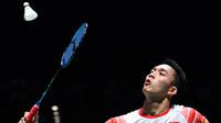 Tunggal putra Indonesia, Jonatan Christie mengembalikan kok ke tunggal putra Denmark, Jan O Jorgensen dalam babak semifinal Jepang Terbuka 2019  di Tokyo (27/7/2019). Jonatan Christie melaju ke final setelah menang 21-14 dan 21-14 atas Jan O Jorgensen. (AFP Photo/Toshifumi Kitamura)