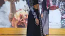 Model mengenakan busana rancangan Wignyo saat peragaan busana dalam gelaran Festival 6 2023 di Senayan Park, Jakarta, Minggu (9/7/2023). (Liputan6.com/Faizal Fanani)