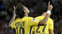 Pemain PSG, Neymar merayakan golnya ke gawang Guingamp dalam lanjutan Liga Prancis di stadion Roudourou, Minggu (13/8). Selain tampil perdana bersama PSG, Neymar juga menyumbang satu gol dan mengirimkan satu assist di laga tersebut. (FRED TANNEAU/AFP)