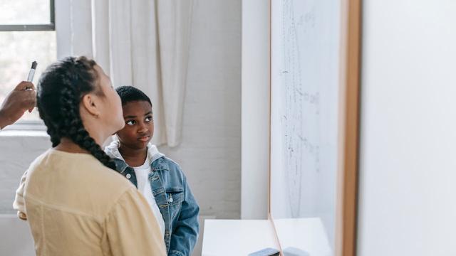 Siswa belajar di kelas (Pexels)