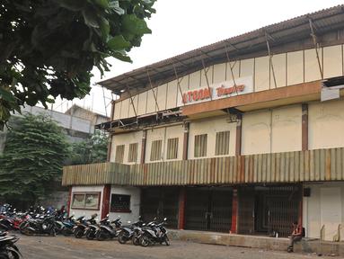 Suasana depan Atoom Theatre di kawasan Citeureup Kabupaten Bogor, Jawa Barat, Rabu (30/10/2019). Bioskop yang terbengkalai dari 1998 rencananya akan dijadikan pemutaran film karya sineas muda Joko Anwar dengan judul Perempuan Tanah Jahanam. (Liputan6.com/Herman Zakharia)