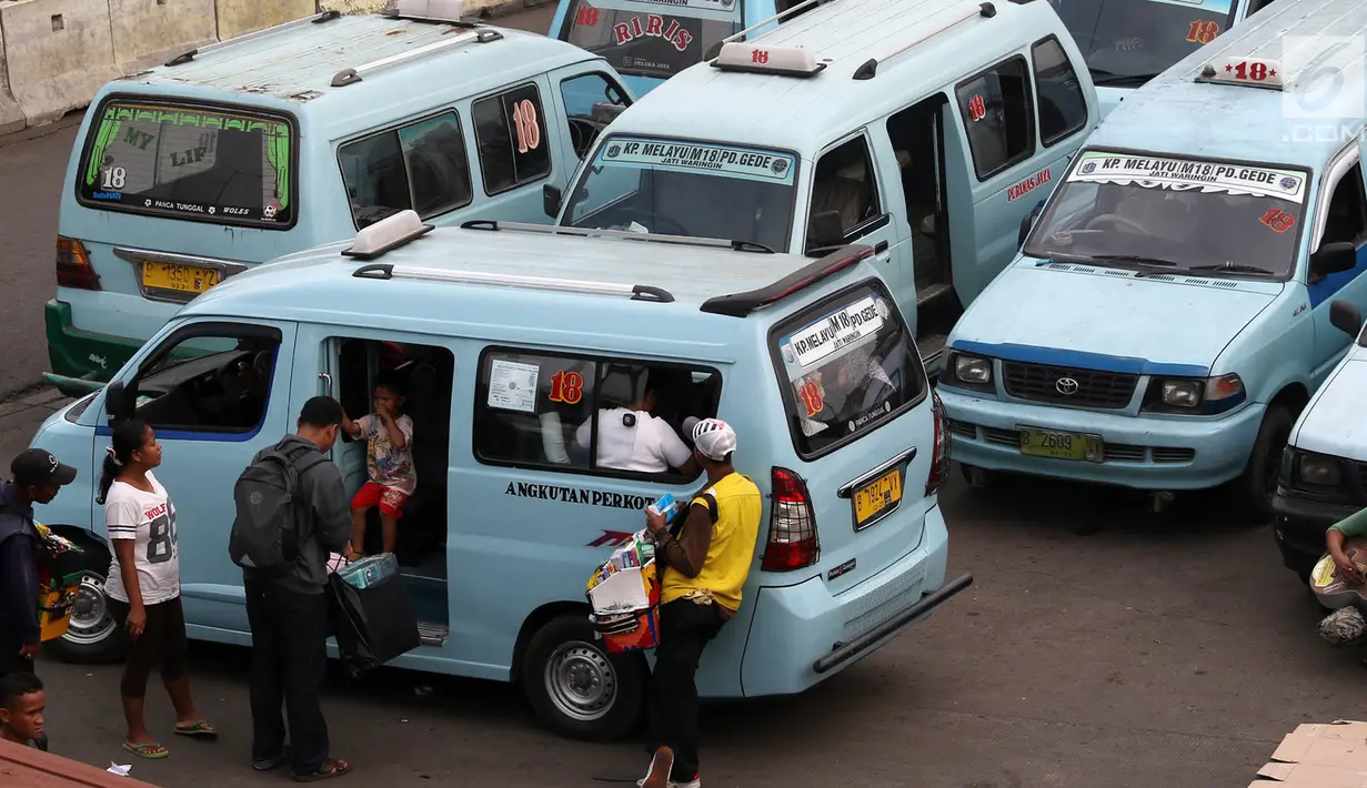 Angkot menunggu calon penumpang di Terminal Kampung Melayu, Jakarta, Rabu (12/7). Menteri Perhubungan Budi Karya Sumadi menargetkan semua angkot harus ber-AC paling lambat Februari 2018. (Liputan6.com/Immanuel Antonius)