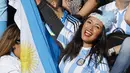 Pesona kecantikan wanita suporter Argentina. (EPA/Juan Carlos Cardenas)