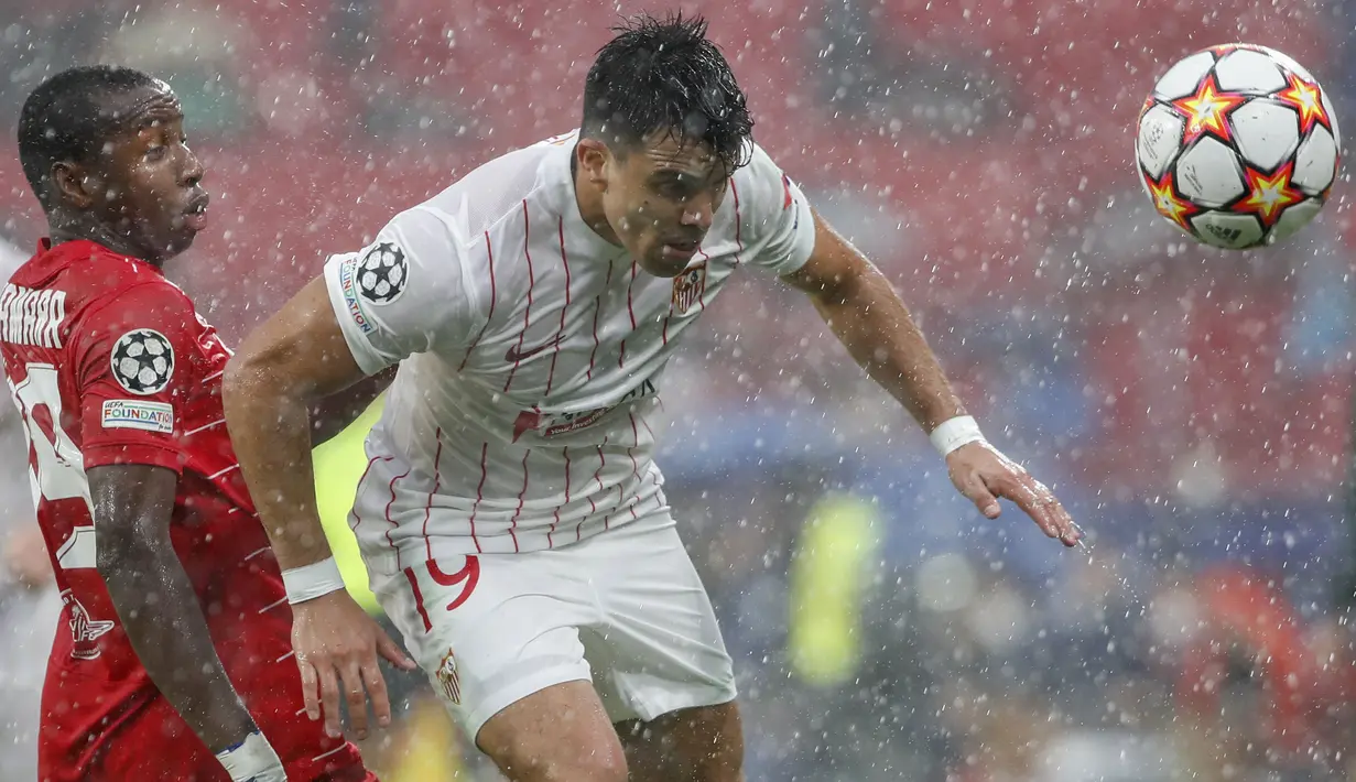 Pada laga tersebut terjadi hujan penalti, total empat tendangan penalti diberikan di babak pertama yang tiga di antaranya untuk tim tamu. (Foto: AP/Angel Fernandez)