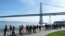 Karyawan Google berjalan di Embarcadero saat melakukan aksi protes terkait pelecehan seksual yang terjadi di perusahaannya di San Francisco, AS, Kamis (1/11). Google meminta maaf kepada karyawannya atas kasus ini. (AP Photo/Eric Risberg)
