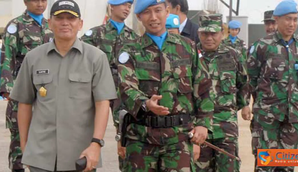 Citizen6, Lebanon: Wamenhan RI, Letjen TNI (Purn) Sjafrie Sjamsoeddin beserta Ibu Etty Sjafrie Samsoeddin melakukan kunjungan ke Markas Satgas Indonesian Battalion (Indobatt) di Adshit Al Qusayr UN POSN 7-1, Lebanon selatan, Kamis (7/4). (Pengirim: Badar)