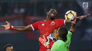 Pemain depan Persija, Osas Saha (kiri) berebut bola dengan kiper Selangor FA, M Khairulazhan B Khalid saat laga persahabatan di Stadion Patriot Candrabhaga, Bekasi, Kamis (6/9). Persija kalah 1-2. (Liputan6.com/Helmi Fithriansyah)