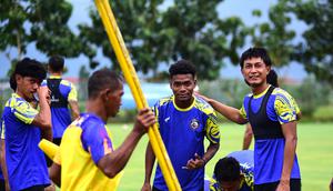 Ahmad Alfarizi (paling kanan) bersama para pemain Akedemi Arema dalam latihan tim senior. (Iwan Setiawan/Bola.com)