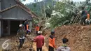 Tim gabungan mengevakuasi tanah longsor di Desa Clapar Kecamatan Madukara Banjarnegara Jawa Tengah, Kamis (31/03). Diperkirakan tanah masih mengalami pergerakan Tim Gabungan mempercepat evakuasi warga ke tempat aman. (Liputan6.com/Gholib)