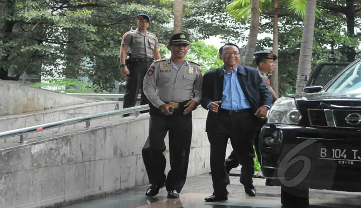 Mantan Menteri ESDM, Jero Wacik kembali mendatangi Gedung KPK, Jakarta, Rabu (11/2/2015). Jero Wacik diperiksa sebagai saksi dalam penyidikan dugaan penerimaan hadiah atau janji terkait kegiatan di Kementerian ESDM. (Liputan6.com/Herman Zakharia)