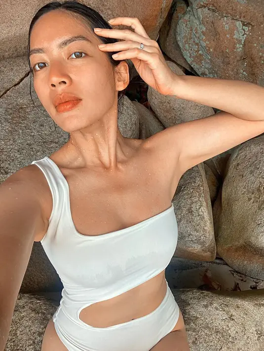 Sebelum itu, ia juga sempat dikenal sebagai Miss Socmed karena membawakan berita-berita ringan yang ramai di media sosial. (Instagram @harlyvalen)