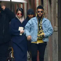 Pasangan baru yang masih menjadi bahan perbincangan ini tak pernah malu menunjukan kemesraannya di depan umum sejak pertama kali hubungan mereka diketahui publik usai makan malam di Santa Monica. (doc.dailymail.com)