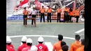 Kepala Basarnas Marskel Madya TNI FH Bambang Soelistyo (kiri) saat memberikan keterangan mengenai bangkai badan pesawat AirAsia QZ8501 di Pelabuhan Tanjung Priok, Jakarta, Senin (2/3/2015). (Liputan6.com/Faizal Fanani)