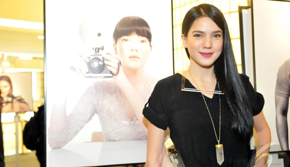 Alice Norin narsis di samping foto dirinya saat hadiri pameran tunggal Jerry Aurum, Senayan City, Jakarta, Rabu (17/9/2014) (Liputan6.com/Panji Diksana)