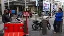 Pemerintah sedang mengkaji mekanisme agar pelaku Usaha Mikro Kecil dan Menengah (UMKM), termasuk pengemudi ojek online (ojol), tetap dapat menggunakan Bahan Bakar Minyak (BBM) subsidi secara langsung, tanpa melalui bantuan langsung tunai (BLT). (Liputan6.com/Angga Yuniar)