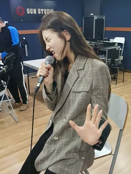 Seperti inilah tampang Suzy saat berlatih vokal. Kekasih dari Lee Dong Wook ini tetap terlihat imut. (Foto: instagram.com/skuukzky)