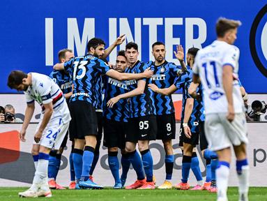 Para pemain Inter Milan merayakan gol yang dicetak oleh Lautaro Martinez ke gawang Sampdoria pada laga Liga Italia di Stadion Giuseppe Meazza, Sabtu (8/5/2021). Inter Milan menang dengan skor 5-1. (AFP/Miguel Medina)