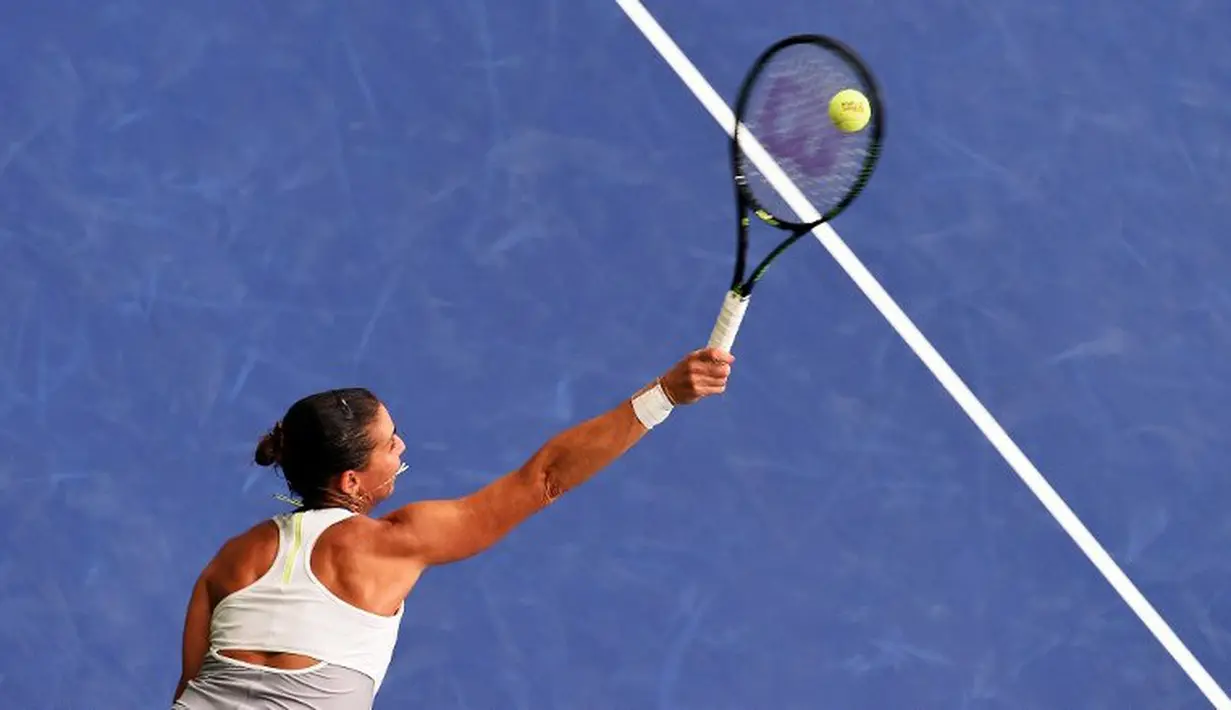 Flavia Penneta mengalahkan Roberta Vinci di final AS Terbuka 2015 dengan skor skor 7-6 (4), 6-2, Minggu (13/9/2015). (AFP Photo/Jewel Samad)