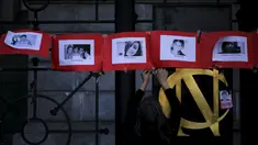 Seorang wanita menggantung foto korban kekerasan dalam rumah tangga saat memperingati Hari Internasional untuk Penghapusan Kekerasan terhadap Perempuan di Buenos Aires, Argentina, Rabu (25/11). (REUTERS/Marcos Brindicci)