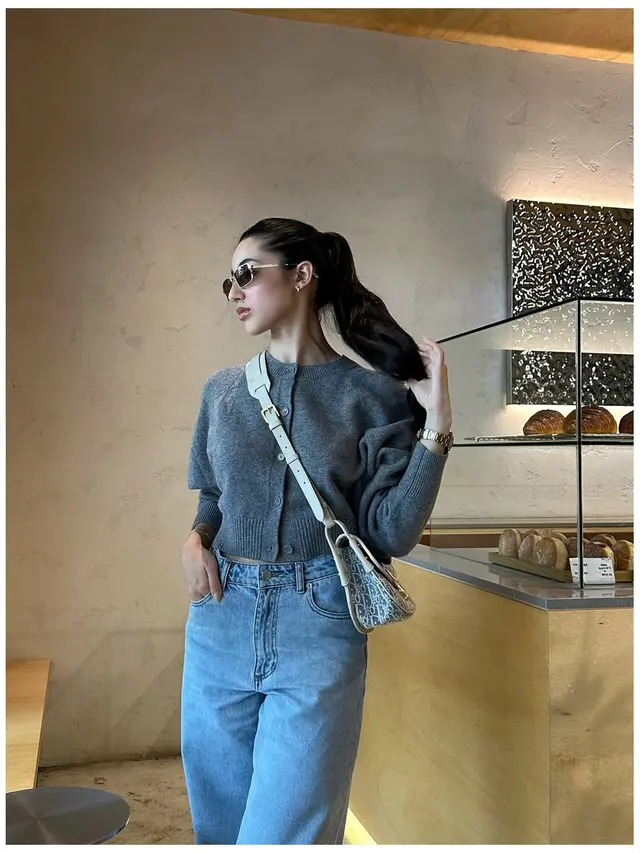 6 Outfit Ameera Khan dengan Padu Padan Jeans, Inspirasi Gaya Effortless Chic