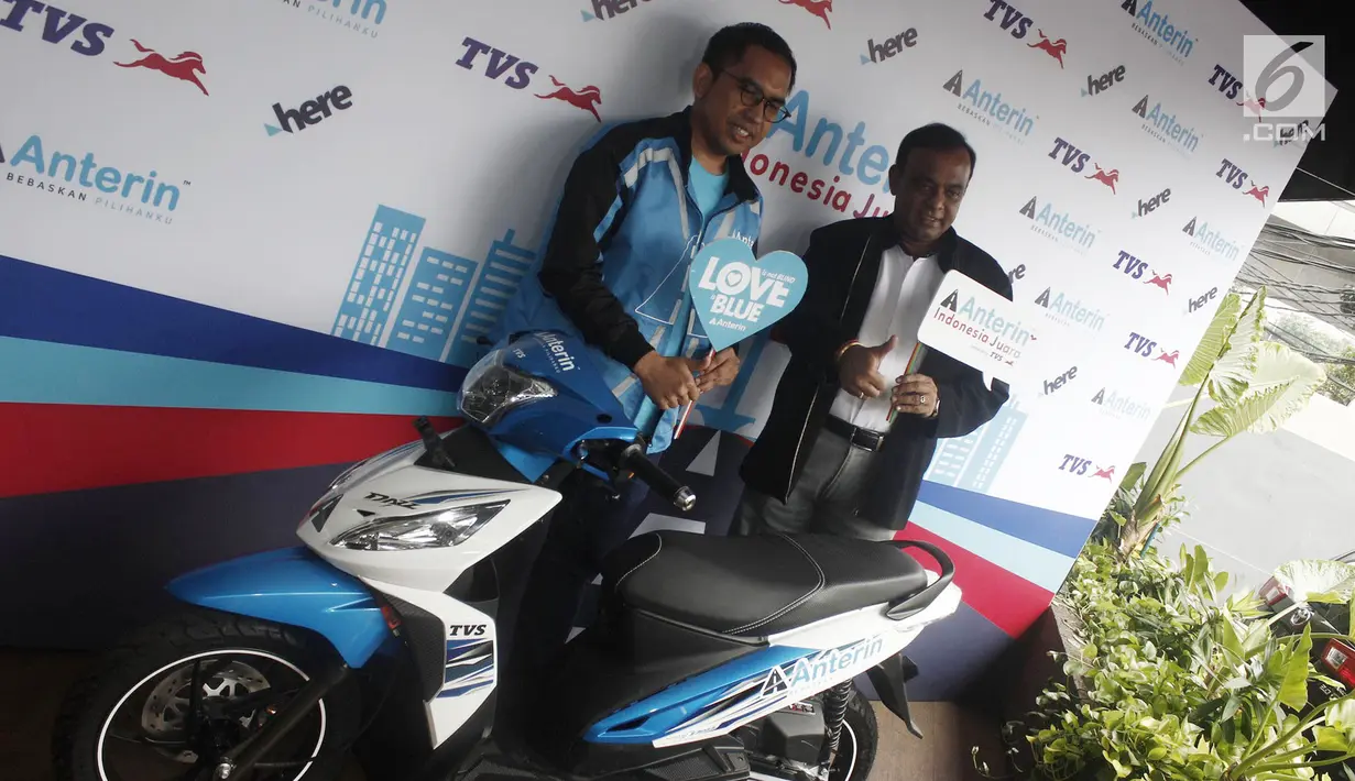 CEO Anterin.id Imron Hamzah (kiri) bersama Presdir PT TVS Motor Company Indonesia V Thiyagarajan (kanan) saat meluncurkan layanan city transporting network (Market Place) di Jakarta, Kamis (16/8). (Merdeka.com/Iqbal Nugroho)