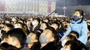 Warga mengikuti upacara pengibaran bendera nasional pada pertunjukan Tahun Baru di Kim Il-sung Square, Pyongyang, Korea Utara, Sabtu (1/1/2022). Ratusan orang di Pyongyang berkumpul dengan mengenakan masker untuk menyaksikan pertunjukan kembang api menyambut Tahun Baru 2022. (AP Photo/Cha Song Ho)