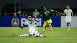 Pemain Timnas Indonesia U-22, Rivaldo Pakpahan, berebut bola dengan pemain Timnas Mali U-22,&nbsp;Hamidou Makalou pada laga ujicoba&nbsp;yang digelar di Stadion Pakansari, Kabupaten Bogor, Selasa (18/11/2025) pukul 20.00 WIB.&nbsp;(Bola.com/Bagaskara Lazuardi)