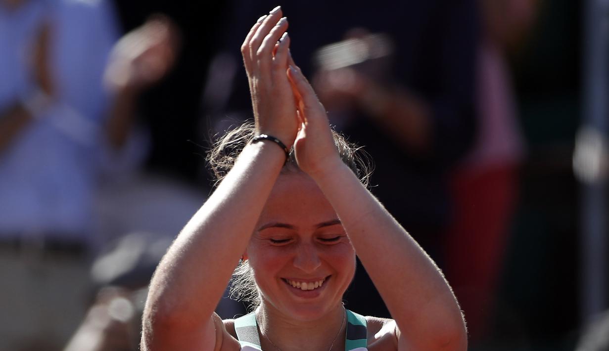 Petenis Latvia, Jelena Ostapenko, melakukan selebrasi usai mengalahkan petenis Swiss, Timea Bacsinszky di semifinal Prancis Terbuka di Roland Garros, Paris Jumat (9/6/2017). Jelena Ostapenko menang dengan skor 7-6(4), 3-6, 6-3. (EPA/Ian Langsdon)