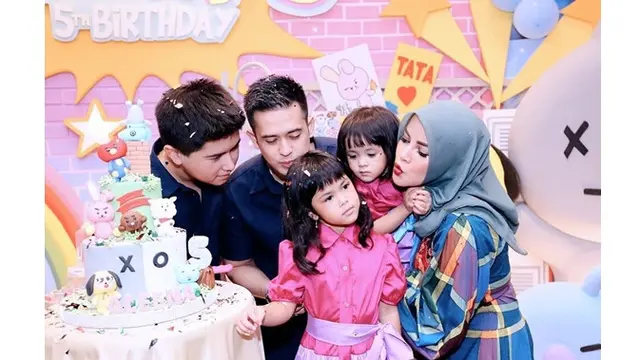 7 Potret Seru Ulang Tahun Anak Olla Ramlan, Pilih Tema BTS